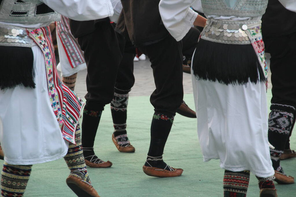Сербський народний танець на вуличному фестивалі. - Фото, зображення