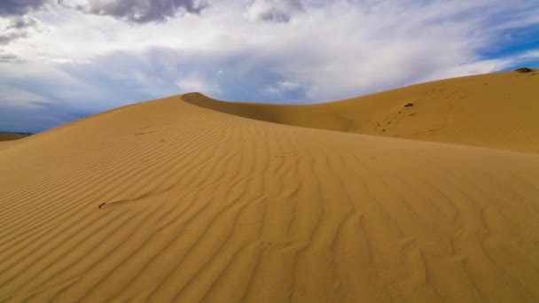 Vihar a sivatagban. Drámai égbolt a homokdűne felett. Időintervallum - Felvétel, videó