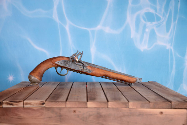 merirosvo ase puulattia ja puinen materiaali
 - Valokuva, kuva