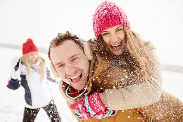 Счастливые молодые в зимнем парке
 - Фото, изображение
