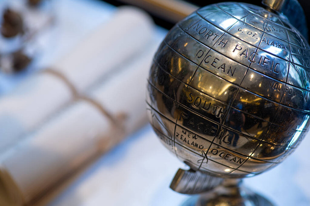 Моделированный шар из металла на столе
 - Фото, изображение