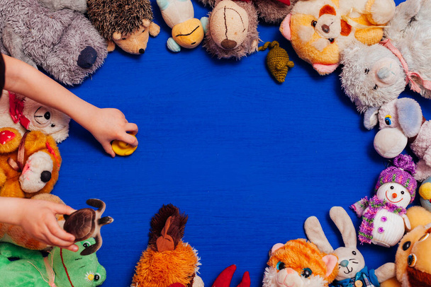 brinquedos macios das crianças para desenvolver jogos em um fundo azul
 - Foto, Imagem