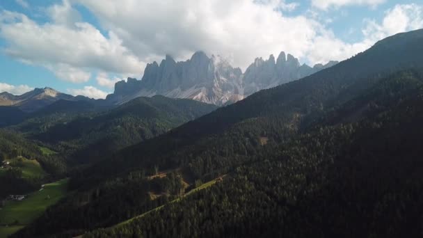 Val di Funes, Italien, Dolomiten. Luftaufnahmen in den Herbstbergen - Filmmaterial, Video