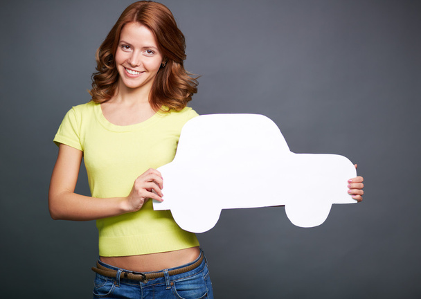 Meisje met papier auto - Foto, afbeelding