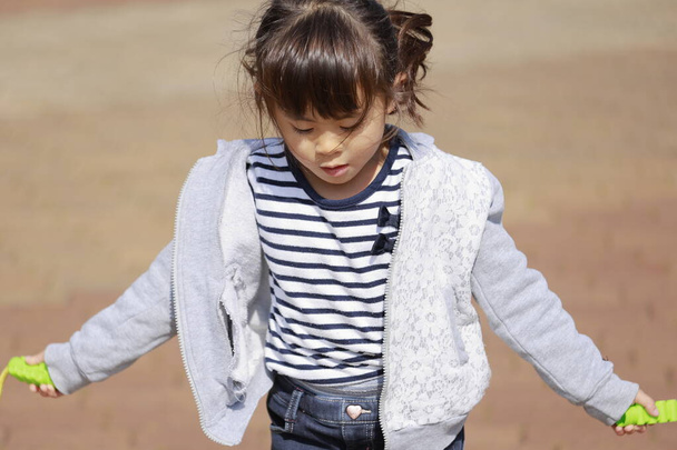 Japonská dívka (5 let) hraje se švihadlem - Fotografie, Obrázek