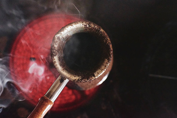 Making coffee in jezve. The drink boiled over the edge - Foto, Imagem