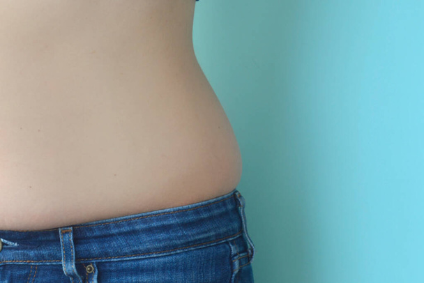 La mujer mide un vientre gordo. Concepto de estilos de vida saludables
. - Foto, Imagen