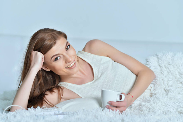 young  beautiful woman   in   bed with coffee - Fotografie, Obrázek