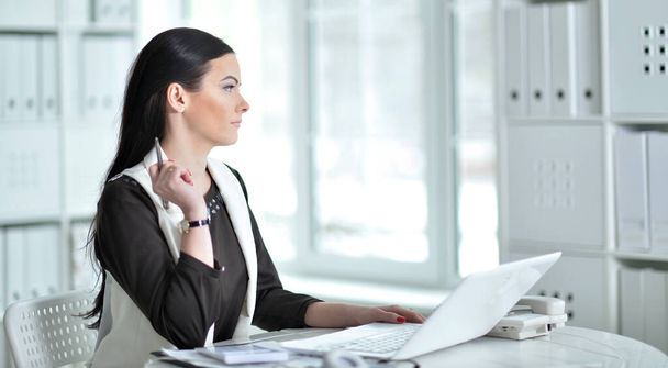 businesswoman working in office with laptop - Zdjęcie, obraz