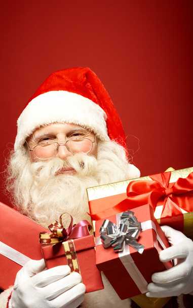 Weihnachtsmann mit Geschenkschachteln - Foto, Bild