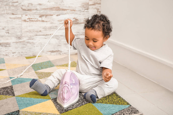 A kis afro-amerikai baba otthon vasal játszik. Veszélyben lévő gyermek - Fotó, kép
