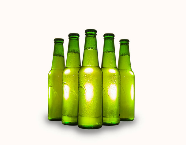 Bottiglie di birra verde isolate su sfondo bianco
. - Foto, immagini