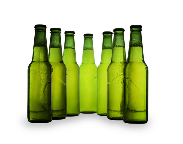 Groene bierflessen geïsoleerd op witte achtergrond. - Foto, afbeelding