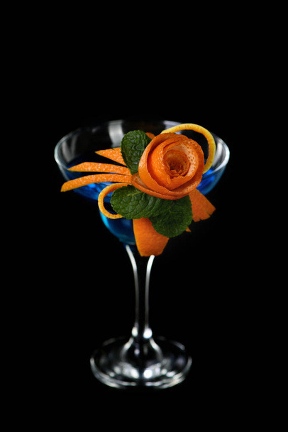 Arte en naranja- tallado de frutas. Como hacer a los cítricos adornar el diseño para la bebida.  - Foto, Imagen