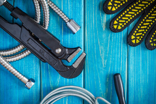 Necessario set di utensili e tubo per idraulico master su tavole di legno blu vintage
 - Foto, immagini