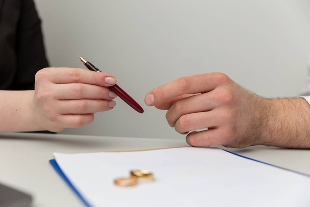 Concept d'accord prénuptial. Homme et femme signant ensemble un acte notarié
. - Photo, image