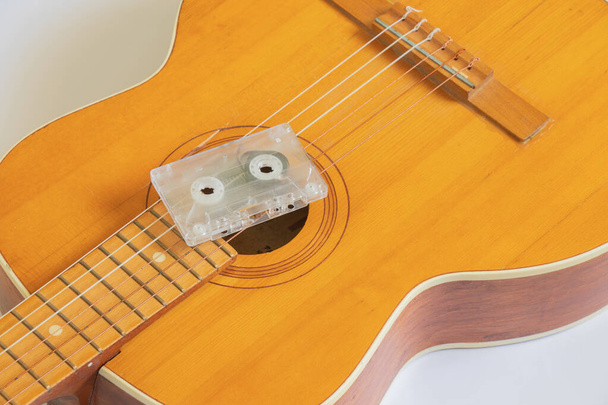 Gitar ve film kaseti izole bir arkaplanda - Fotoğraf, Görsel