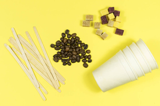 Ekologiczne jednorazowe naczynia drewniane urządzenia do jedzenia i picia kawy i herbaty. - Zdjęcie, obraz