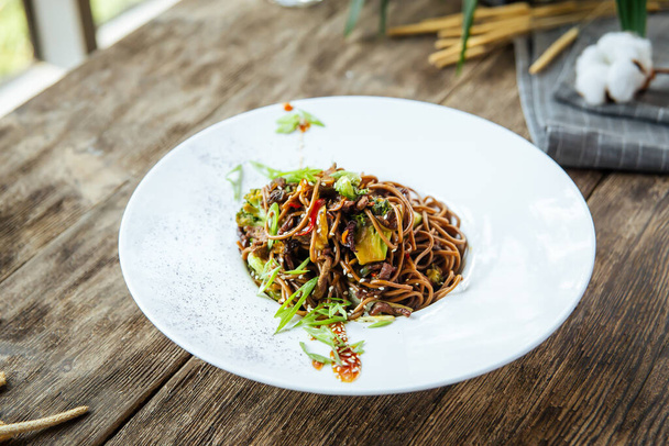 Ssian gourmet wok soba nuudelit vihanneksia
 - Valokuva, kuva