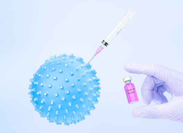 Врач, медсестра или ученый в синих нитрильных перчатках, держащих коронавирусную вакцину для вакцинации от вспышек заболеваний, концепт-медикамент защиты от вакцинации ковид 19
. - Фото, изображение