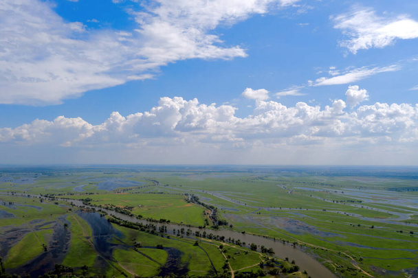 Inundação de rios de primavera na região de Astrakhan. Desastres naturais
 - Foto, Imagem