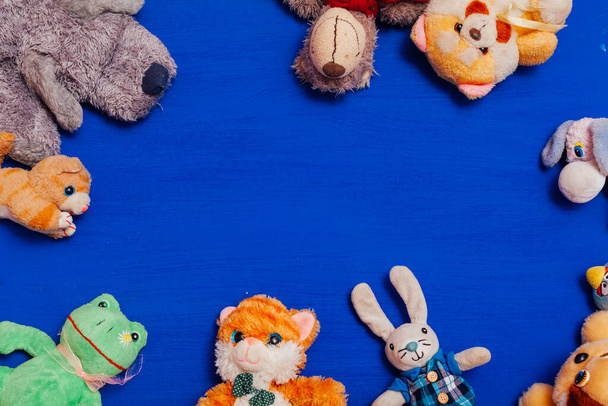 giocattoli morbidi per bambini per lo sviluppo di giochi su uno sfondo blu
 - Foto, immagini