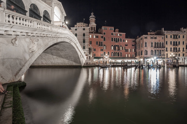 Прекрасный вид на мост Риальто ночью в Венеции, поездка в Италию
 - Фото, изображение