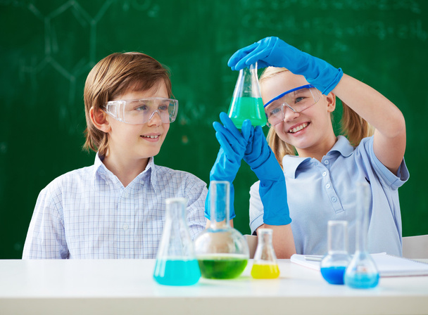 Bambini che guardano tubo con liquido chimico
 - Foto, immagini
