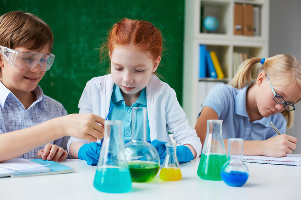 Crianças que trabalham com líquidos químicos
 - Foto, Imagem