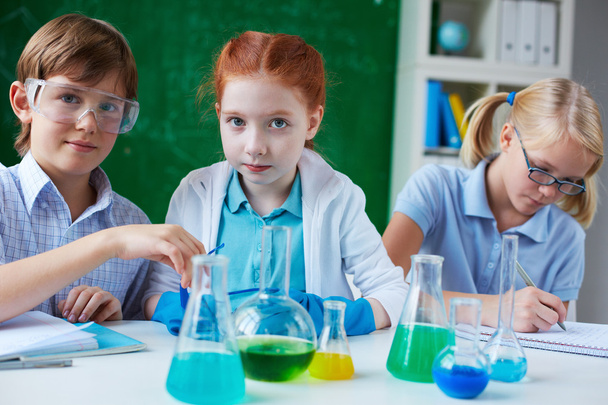 Enfants travaillant avec des liquides chimiques
 - Photo, image