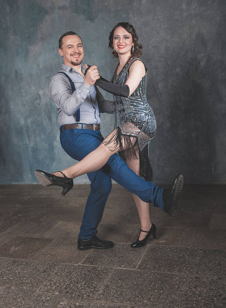Kaunis onnellinen nainen ja komea mies retro tyyliin tanssia
 - Valokuva, kuva