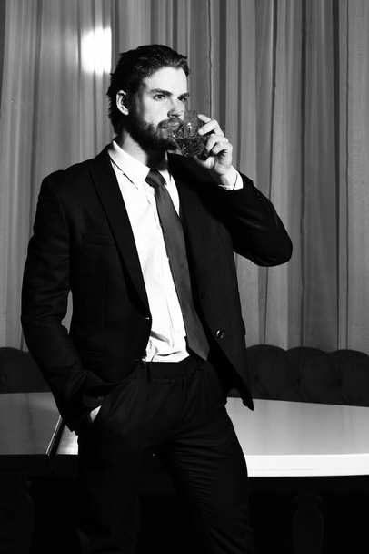 bearded man, businessman with glass of whiskey - 写真・画像