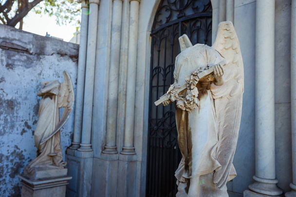 Valparaíso, Chile - 09 de marzo de 2020: Estatuas de mármol en el cementerio principal
 - Foto, Imagen