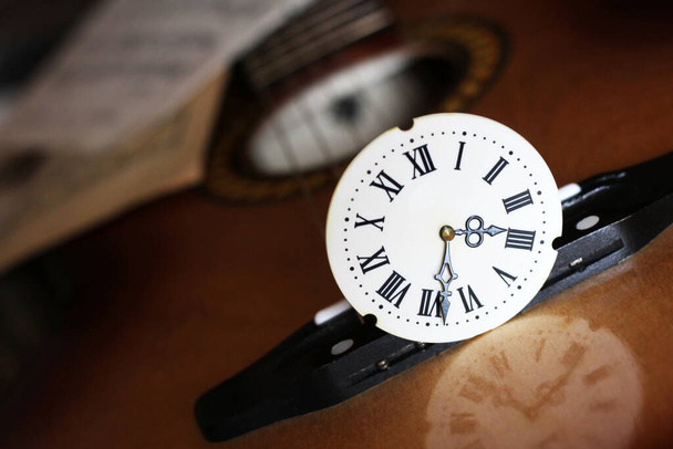 Годинник з римськими цифрами і гітарою, ретро композиція так близько - Фото, зображення