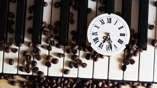 Roma rakamları ve piyanosu olan bir saat, retro - Fotoğraf, Görsel