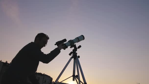 Amateurastronom, der mit einem Teleskop die Sterne betrachtet. Astronomie und Astrologie-Konzept. - Filmmaterial, Video