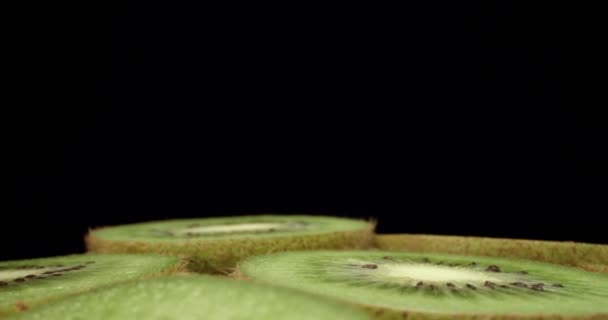Groen vers kiwi fruit gesneden in de helft super macro close-up shoot vlieg meer dan 4k hoge kwaliteit shoot  - Video