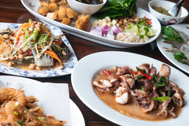 Tausta herkullinen maukas aito aito eksoottinen thai ruoka-ateria asetettu lounaalle ja päivälliselle. Terveellinen luomu kotitekoinen tuoreita mereneläviä totta paikallinen menu luonnollinen ainesosa paikallisilta kalastajamarkkinoilta - Valokuva, kuva