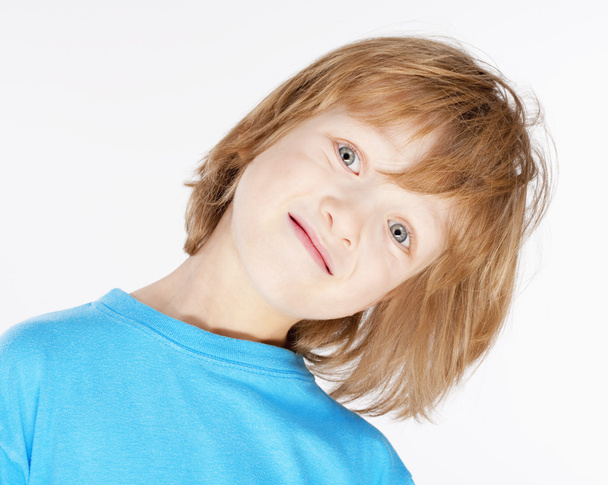 Junge mit blonden Haaren in blauem Top - isoliert auf weiß - Foto, Bild