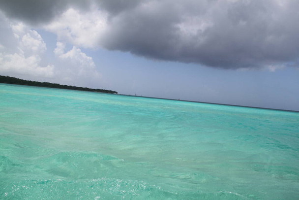 γαλαζοπράσινα νερά της Καραϊβικής θάλασσας - Φωτογραφία, εικόνα