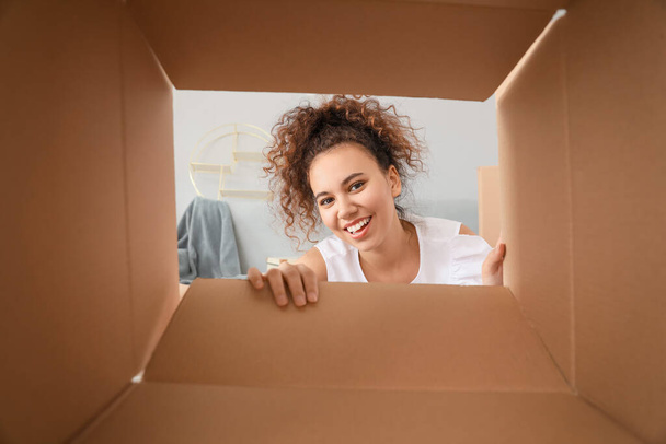 Onnellinen nainen avoin laatikko, näkymä sisältä
 - Valokuva, kuva