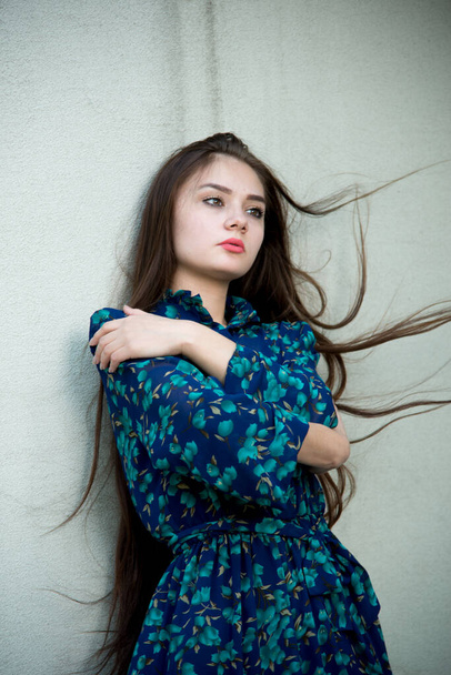 beautiful  young woman  posing outdoors - Fotografie, Obrázek