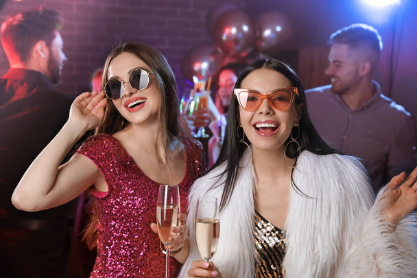 Mujeres jóvenes felices con copas de champán en el club nocturno
 - Foto, Imagen