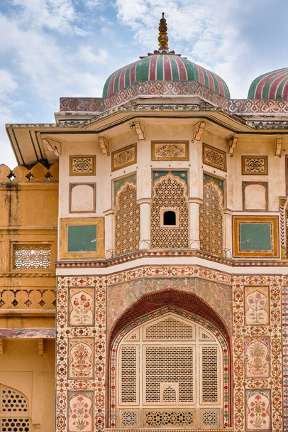 Красиво украшенный вход Ганеш Пол (ворота Ганеш) в королевский дворец в форте Амер в Джайпуре, Раджастан, Индия
 - Фото, изображение