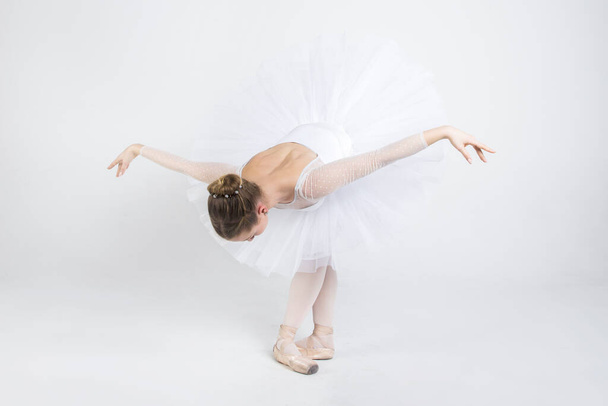 Joven bailarina practicando movimientos de ballet en el estudio
 - Foto, imagen