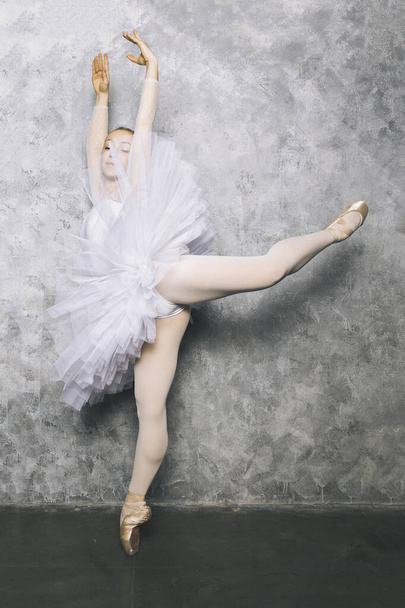 Bastante joven bailarina bailando ballet clásico contra la vieja pared rústica
 - Foto, imagen