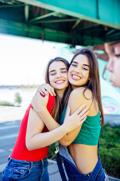 Duas melhores amigas abraçando juntas ao ar livre
 - Foto, Imagem
