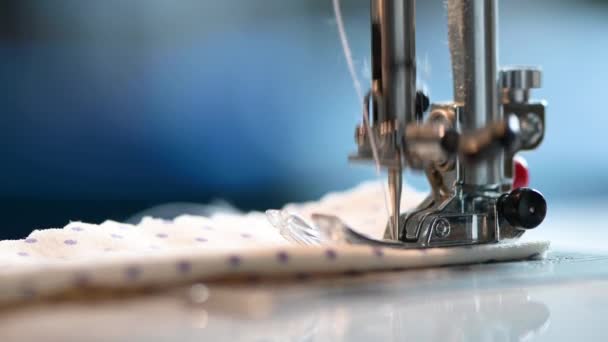 Dettaglio di una macchina da cucire, piede con ago e filo cuce un pezzo di tessuto per maschera, respiratore
 - Filmati, video