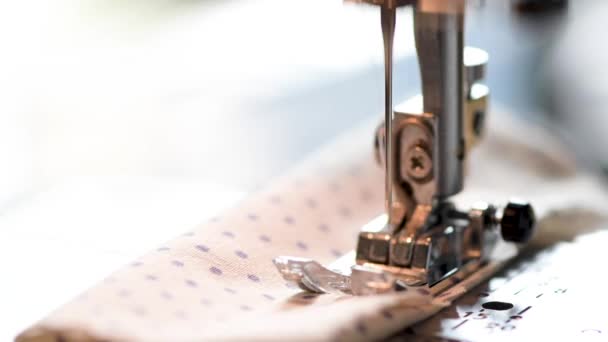 Detail van een naaimachine, voet met naald en draad naait een stuk stof voor masker, masker - Video