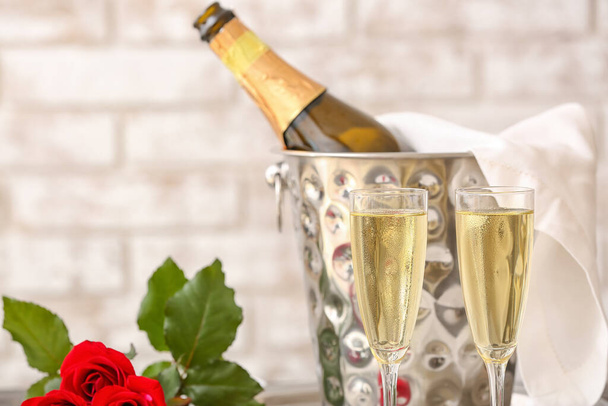 Kbelík s lahví a sklenicemi šampaňského v restauraci - Fotografie, Obrázek